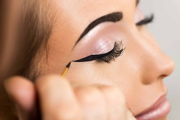 Quelle est la meilleure technique pour appliquer un eyeliner liquide sans bavure ?